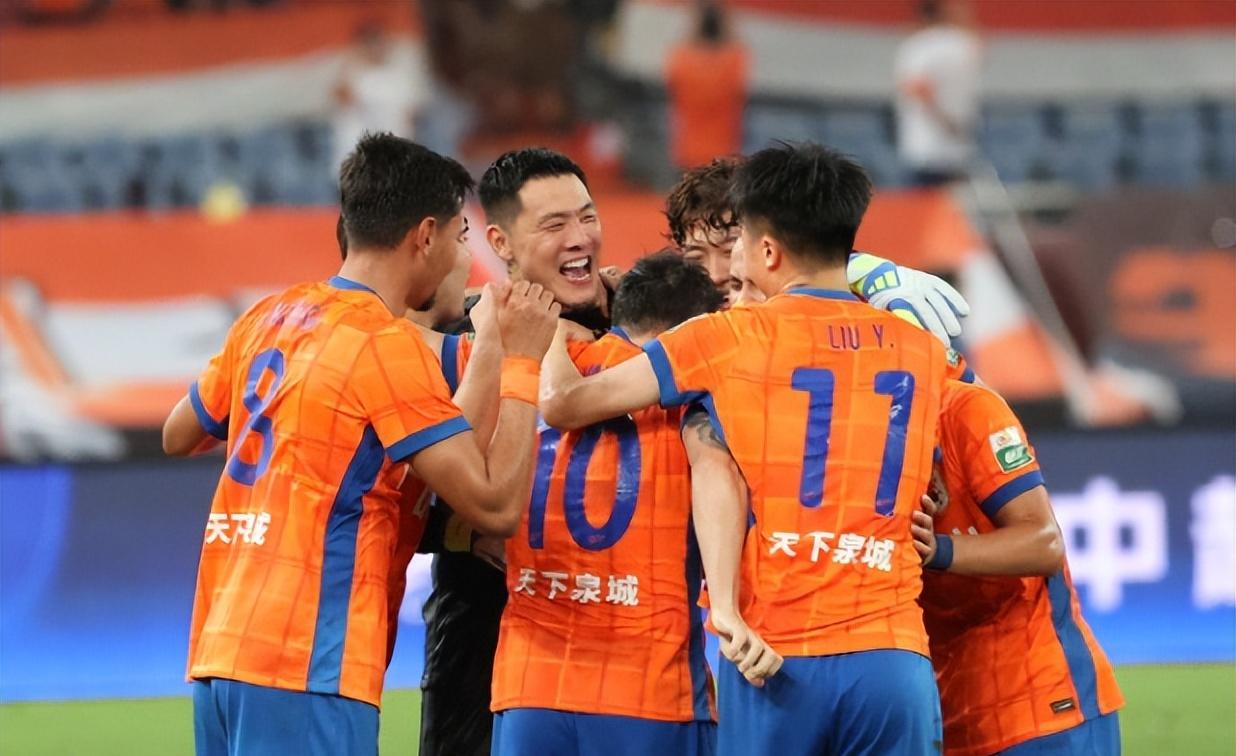 球队在场上团结一心冲向胜利