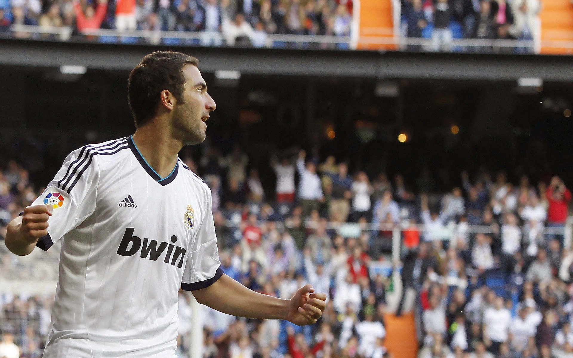 当伦敦蓝桥阻击中东金元，诺坎普新王已在国家德比加冕—足球世界的权力更迭之夜